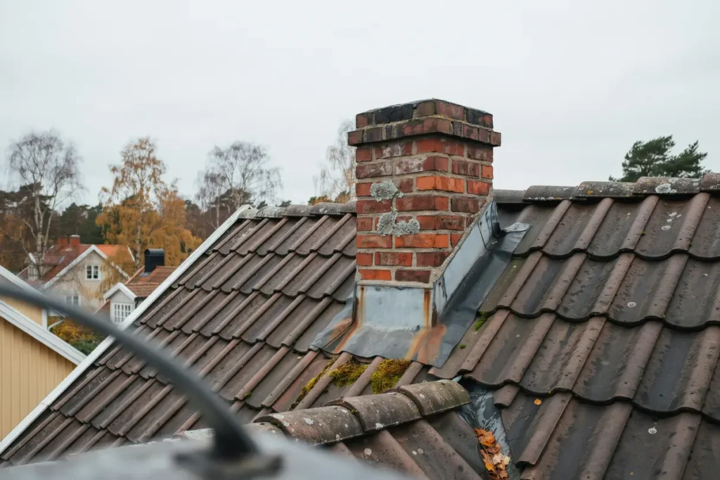 l ckande tak vid skorstenen s hittar du orsaken och v ljer r tt tg rd